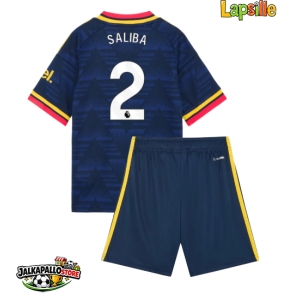 Arsenal William Saliba #2 Vieraspaita Lapsille 2026-27 Lyhythihainen (+ shortsit)